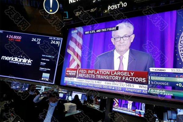 屏幕显示美联储主席杰罗姆·鲍威尔在美国纽约证券交易所(NYSE)的交易员们在纽约证券交易所(NYSE)工作后发表的声明d.png